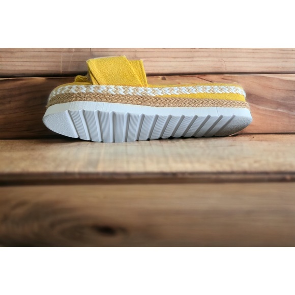 Sandals - Picture 2 of 3